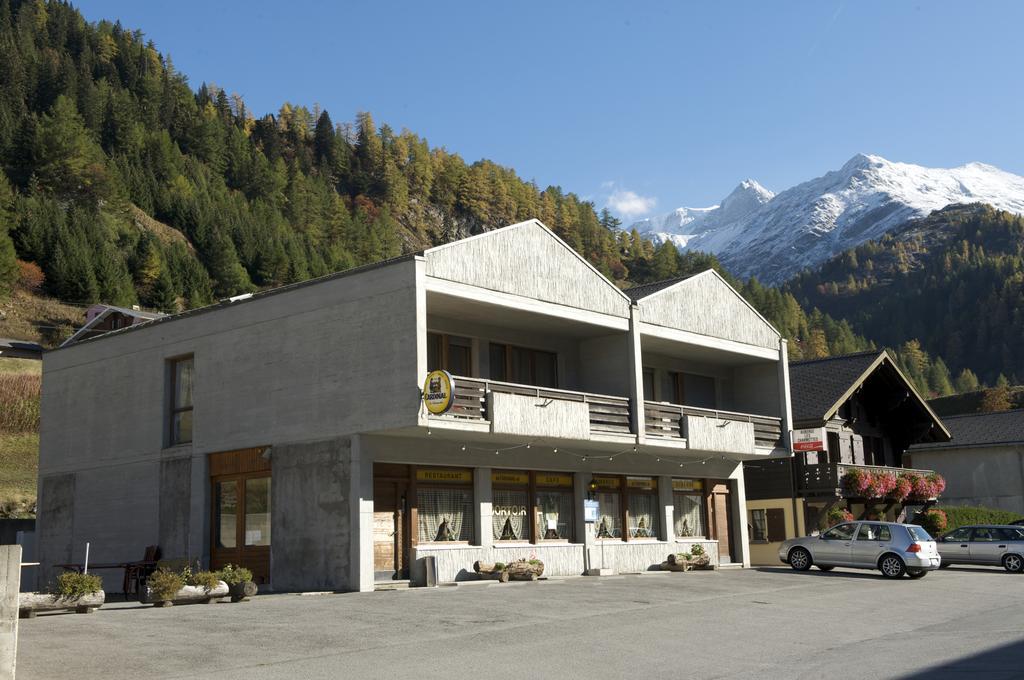 Auberge Des Charmettes Bourg-Saint-Pierre Dış mekan fotoğraf